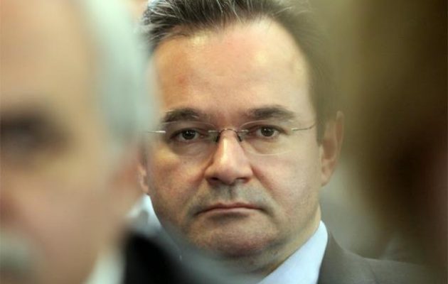 Ο Παπακωνσταντίνου έγραψε βιβλίο για το πώς η Ελλάδα έσωσε το ευρώ