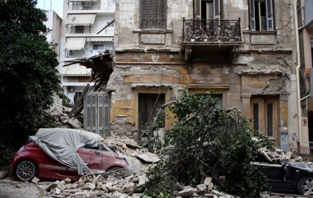 Κατέρρευσε παλιό κτίριο στον Πειραιά – Ψάχνουν στα χαλάσματα για τυχόν εγκλωβισμένους