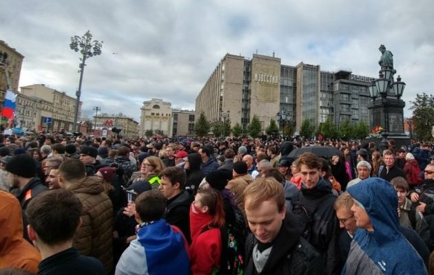 250 προσαγωγές σε όλη τη Ρωσία σε διαδηλώσεις κατά του Πούτιν ανήμερα των γενεθλίων του
