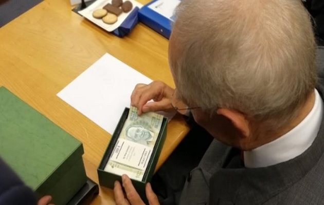 Αποχαιρετούν τον Σόιμπλε στο Eurogroup με 100ευρα με τυπωμένο το πρόσωπό του