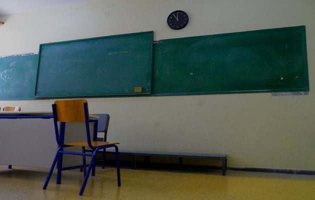 Δάσκαλος κλείδωσε μαθητές στη τάξη – Τους πέταγε βιβλία και τους έβριζε!