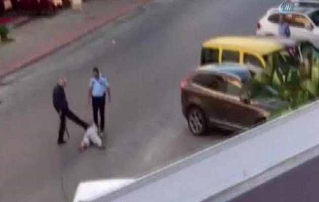 Nταήδες Τούρκοι αστυνομικοί βαράνε γυναίκα σε δρόμο της Αττάλειας (βίντεο)