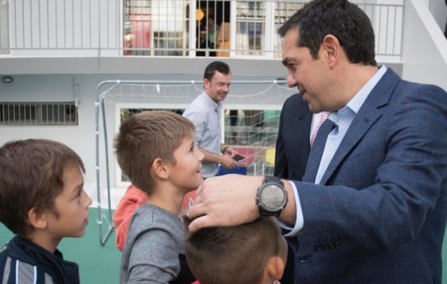 Ο Τσίπρας τους άφησε όλους και έπαιξε μπάλα με πιτσιρικάδες (φωτο)