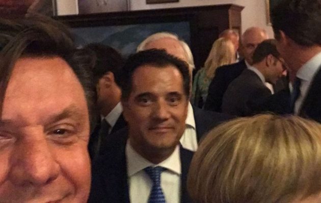 Ο Τσίπρας “έδειξε” Άδωνι για τις φωτογραφίες με εμπόρους όπλων