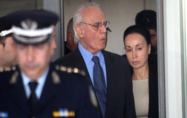 Επιστρέφει στη φυλακή ο Άκης- Μαζί του η γυναίκα και η κόρη του