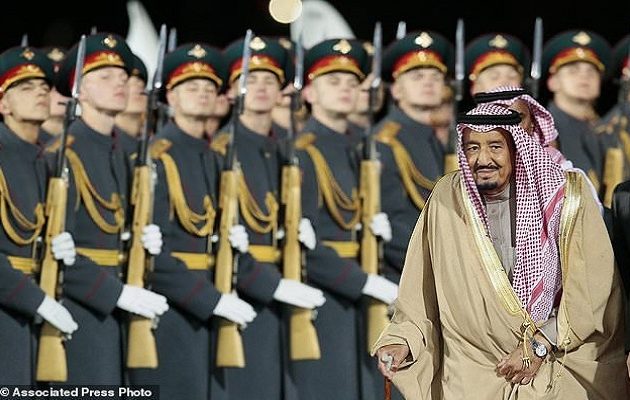 Παρθενική επίσκεψη του Σαουδάραβα βασιλιά στη Μόσχα – Επένδυση 1 δισ. ευρώ σε ενεργειακά έργα