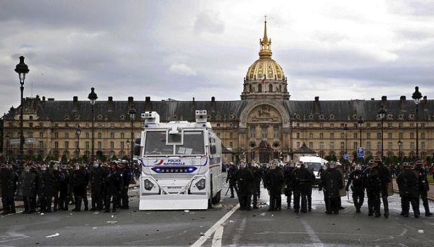 Κατεβάζουν τα ρολά οι δημόσιοι υπάλληλοι στη Γαλλία