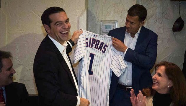 Η έκπληξη στον Τσίπρα από τους Chicago Cubs με τη φανέλα με το νούμερο 1