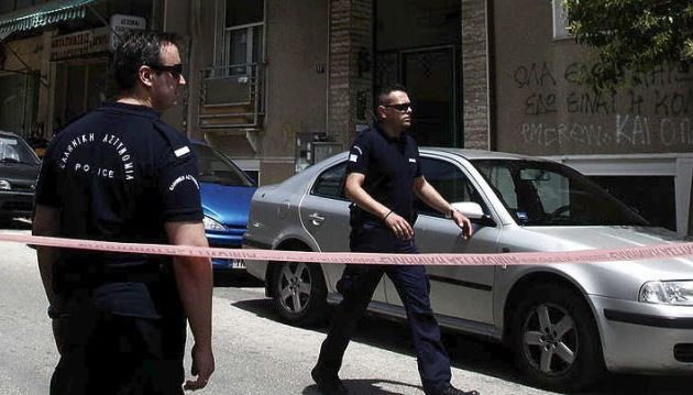 “Μπούκαραν” με καλάσνικοφ σε μίνι μάρκετ στο Παλαιό Φάληρο, αλλά… βρήκαν το μάστορά τους