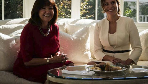 Με τη σύζυγο του Αντιπροέδρου των ΗΠΑ συναντήθηκε η Μπέττυ Μπαζιάνα