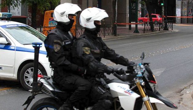 “Μπουρλότο” με μολότοφ στο Αστυνομικό Τμήμα Πεύκης – Κάηκαν περιπολικό και ΙΧ