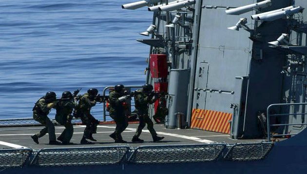 Επίδειξη δύναμης από μονάδες του Πολεμικού Ναυτικού και ΟΥΚ δίπλα στο «Αβέρωφ»