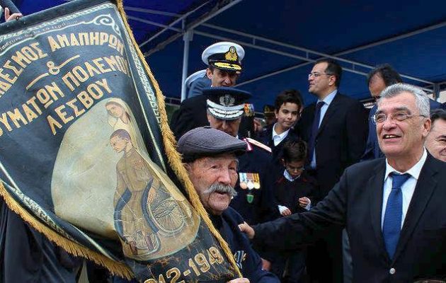 Ο 95χρονος μπάρμπα Αντώνης, ο τελευταίος των πολεμιστών της Λέσβου, παρέλασε στη Μυτιλήνη