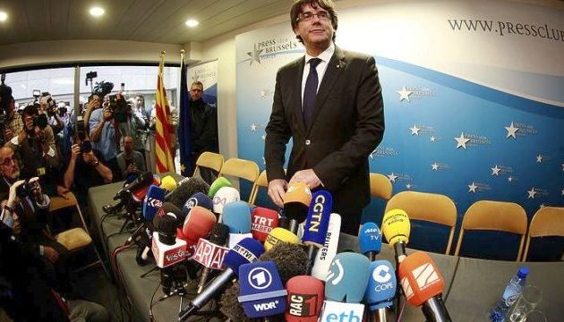 Πίσω ολοταχώς από τον Πουτζντεμόν για να μην συρθεί “στη βία” η Καταλονία