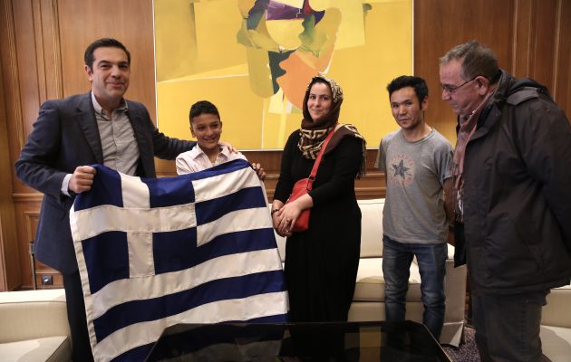 Τσίπρας στον Αμίρ: Πάρε τη σημαία που σου στέρησαν – Να την κρατάς πάντα ψηλά (φωτο)