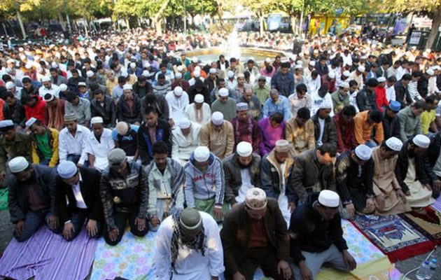 “Κατάληψη” πεζοδρομίων στο Παρίσι από μουσουλμάνους για προσευχή κατόπιν εντολών των ιμάμηδων (βίντεο)