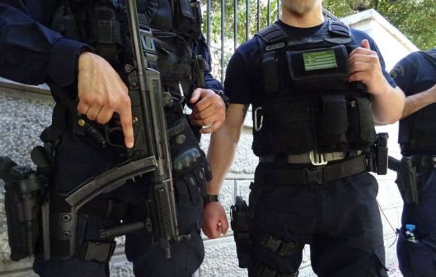 Σπάτα: Συνέλαβαν στο κρυσφήγετό του τον Αντώνη Καραμολέγκο – Είχε δολοφονήσει δύο αστυνομικούς