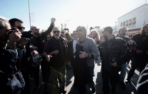 Αλληλέγγυοι περίμεναν τον Κουφοντίνα να βγει από τον Κορυδαλλό για να τον αποθεώσουν