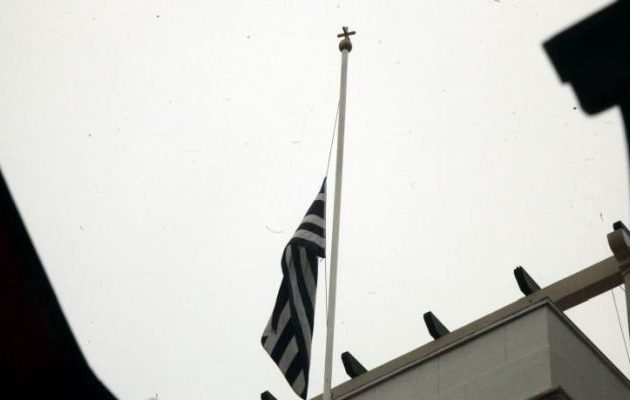 Μεσίστιες οι σημαίες στα σχολεία για τους 15 νεκρούς της θεομηνίας