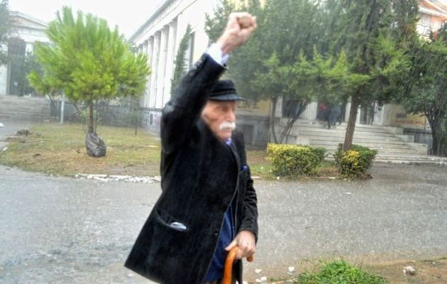 Αγέρωχος Μανώλης Γλέζος: Στο Πολυτεχνείο εν μέσω καταιγίδας (φωτο)