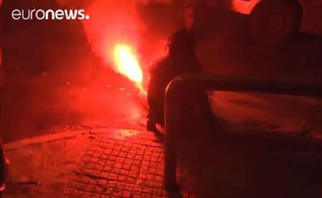 Σε σοβαρή κατάσταση στην εντατική του “Ευαγγελισμός” η γυναίκα που χτυπήθηκε από φωτοβολίδα στα Εξάρχεια