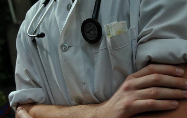 Ιορδανός γιατρός: “Με έφτυσε Έλληνας συνάδελφος μέσα στο νοσοκομείο”