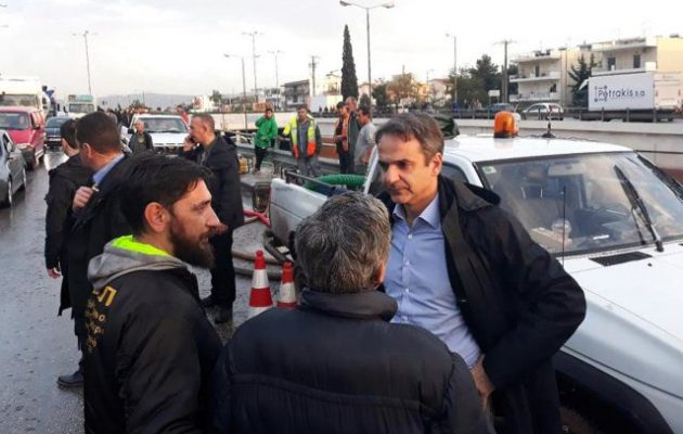 Επίσκεψη Μητσοτάκη στη Μάνδρα: Τι είπε στους πληγέντες