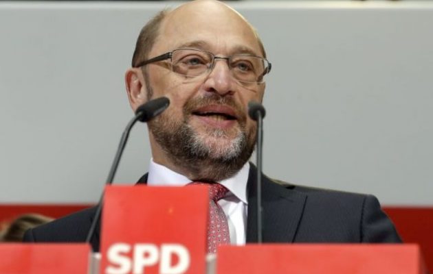 Η ηγεσία του SPD θέλει να συγκυβερνήσει με τη Μέρκελ και το κόμμα πέφτει στις δημοσκοπήσεις