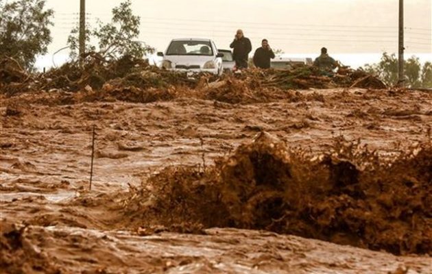 Μία γυναίκα νεκρή από τις πλημμύρες στη Μάνδρα Αττικής