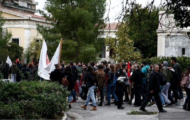 Έπος: Αριστεροί και αναρχικοί έδιωξαν τους… μπαχαλάκηδες από το Πολυτεχνείο