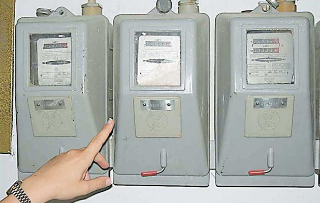 Στο εδώλιο πασίγνωστος τραγουδιστής γιατί έκλεβε ρεύμα – Δείτε ποιος είναι (φωτο)