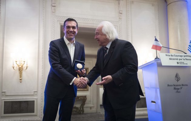 Τσίπρας για τη βράβευση στο Παρίσι: Η Ελλάδα γύρισε σελίδα, ήδη κοιτάζει μπροστά