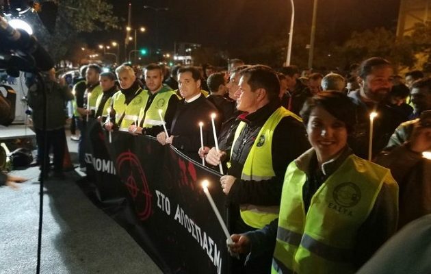 “Μπροστάρης” ο Άδωνις στην πορεία διαμαρτυρίας των αστυνομικών στην έδρα των ΜΑΤ