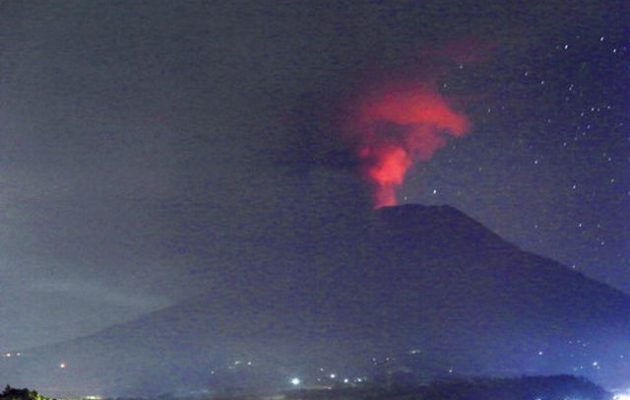 Φόβος και τρόμος στο Μπαλί: Χιλιάδες άνθρωποι τρέχουν να φύγουν από το ηφαίστειο Αγκούνγκ (φωτο)