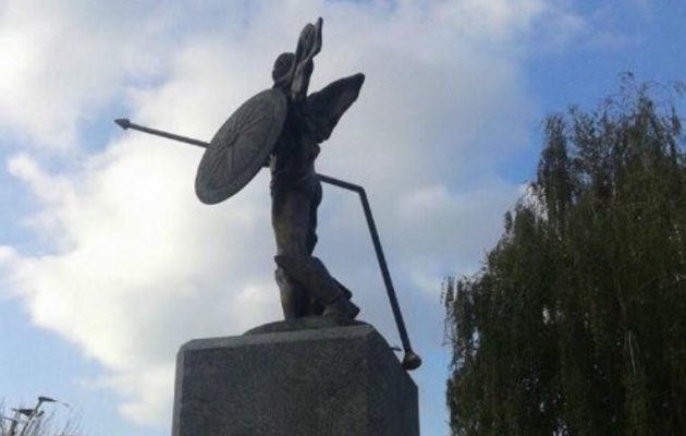 Άγνωστοι βανδάλισαν άγαλμα του Μεγάλου Αλεξάνδρου στα Σκόπια – Υστερία από ψευδομακεδόνες