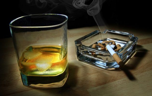 Τι προκαλεί στην εμφάνισή σας η μεγάλη κατανάλωση αλκοόλ και νικοτίνης