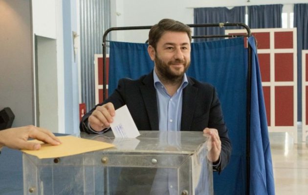 Ψήφισε ο Νίκος Ανδρουλάκης: “Να κρατήσουμε αναμμένη τη φλόγα της ελπίδας”