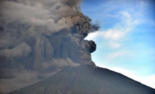 Βρυχάται το ηφαίστειο Αγκούνγκ στο Μπαλί και ο καπνός του υψώνεται τέσσερα χιλιόμετρα