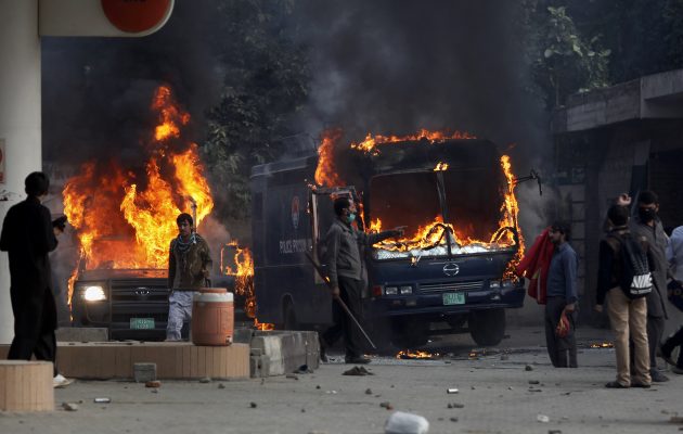 Πακιστάν: Χάος στο Ισλαμαμπάντ – Φανατικοί ισλαμιστές εναντίον αστυνομίας – Στο δρόμο και ο στρατός