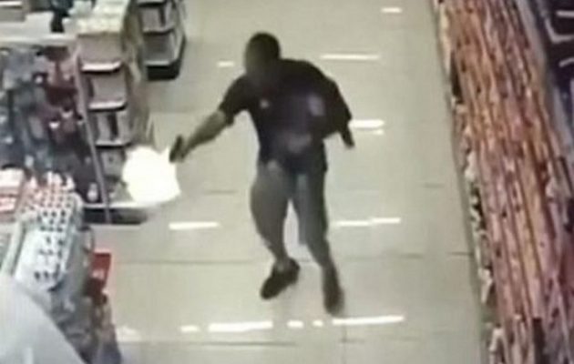 Αστυνομικός σκοτώνει ληστές τη στιγμή που κρατά στην αγκαλιά το γιο του (βίντεο)
