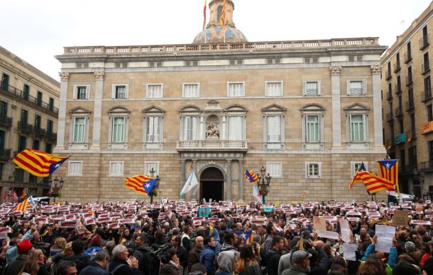 Χιλιάδες Καταλανοί διαδήλωσαν στη Βαρκελώνη υπέρ της ανεξαρτησίας: “Έξω οι δυνάμεις κατοχής!”