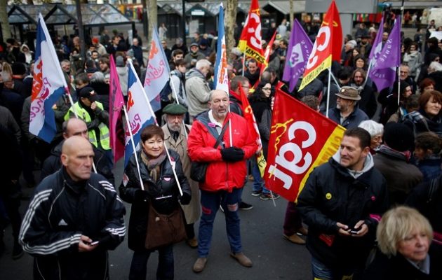 Χιλιάδες Γάλλοι στους δρόμους διαδήλωσαν κατά του Μακρόν – Επεισόδια στο Παρίσι (φωτο)