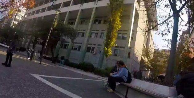 Ρουβίκωνας: Έλουσαν με μπογιές τα δικαστήρια της Λάρισας