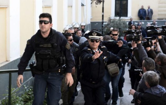 ΜΑΤ στην Ευελπίδων – Υπό πολιορκία τα δικαστήρια από κόσμο για τη Δώρα (βίντεο)