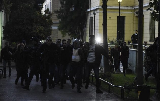 Προκαλεί ο φονιάς της Δώρας: Η κοπέλα έπεσε πάνω στο μαχαίρι μου – Όλα όσα είπε στην απολογία του