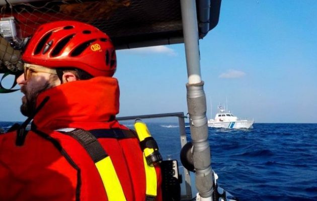 Συνεχίζονται οι έρευνες ανοιχτά της Καλολίμνου για τον εντοπισμό ναυαγών προσφύγων