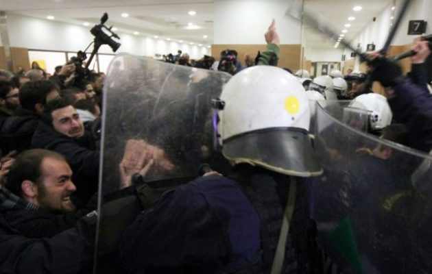 Επεισόδια στο Ειρηνοδικείο Αθηνών για τους πλειστηριασμούς – Έπεσαν ξύλο και χημικά