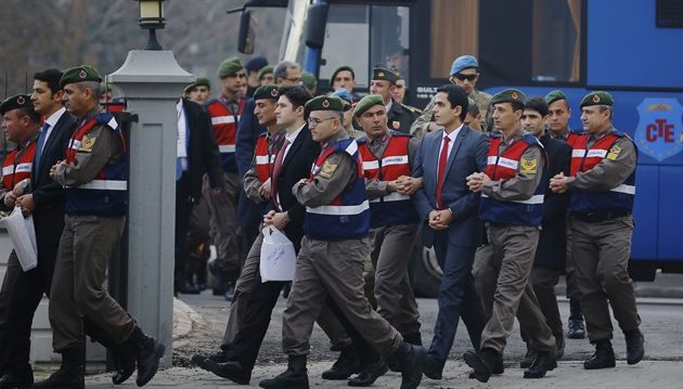 Αφέθηκε ελεύθερος Τούρκος δημοσιογράφος που κατηγορούνταν ότι “κάρφωσε” τον Ερντογάν στο απόσπασμα δολοφονίας του