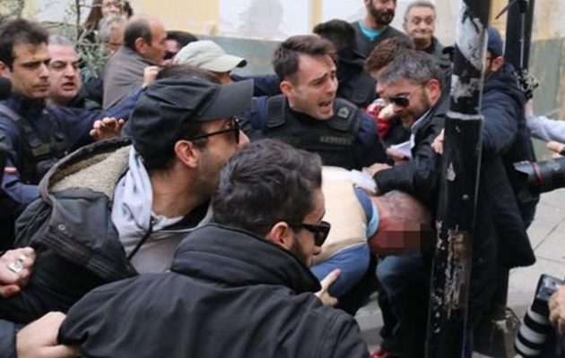 Μπουνιές και κλωτσιές στον 58χρονο που έσφαξε τη Δώρα Ζέμπερη από οργισμένους πολίτες