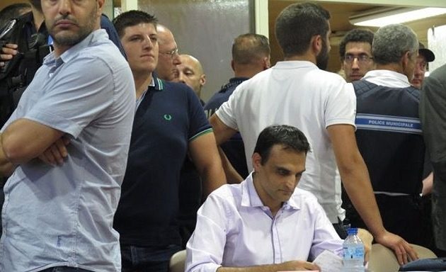 Γάλλος ακροδεξιός: Βγάλτε τα χρυσά δόντια των Ρομά αν θέλουν να τρώνε και να στεγάζονται